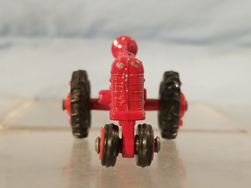 1/64 scale ERTL International Harvester Historical 1939 Farmall "H" Tractor Red - Picture 2 of 6