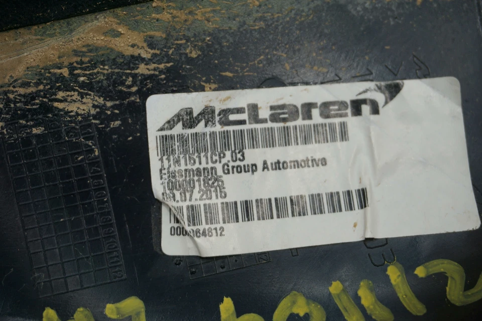 Acabamento frontal interior pilar A preto Alcantara 11N1611CP McLaren 650S Spider 2016 - Imagem 2 de 4