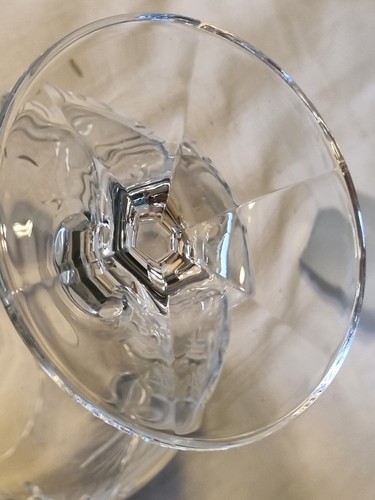 Decantador de vidrio de corte pesado vintage y dos vasos de whisky/brandy + tres vasos - Imagen 9 de 20