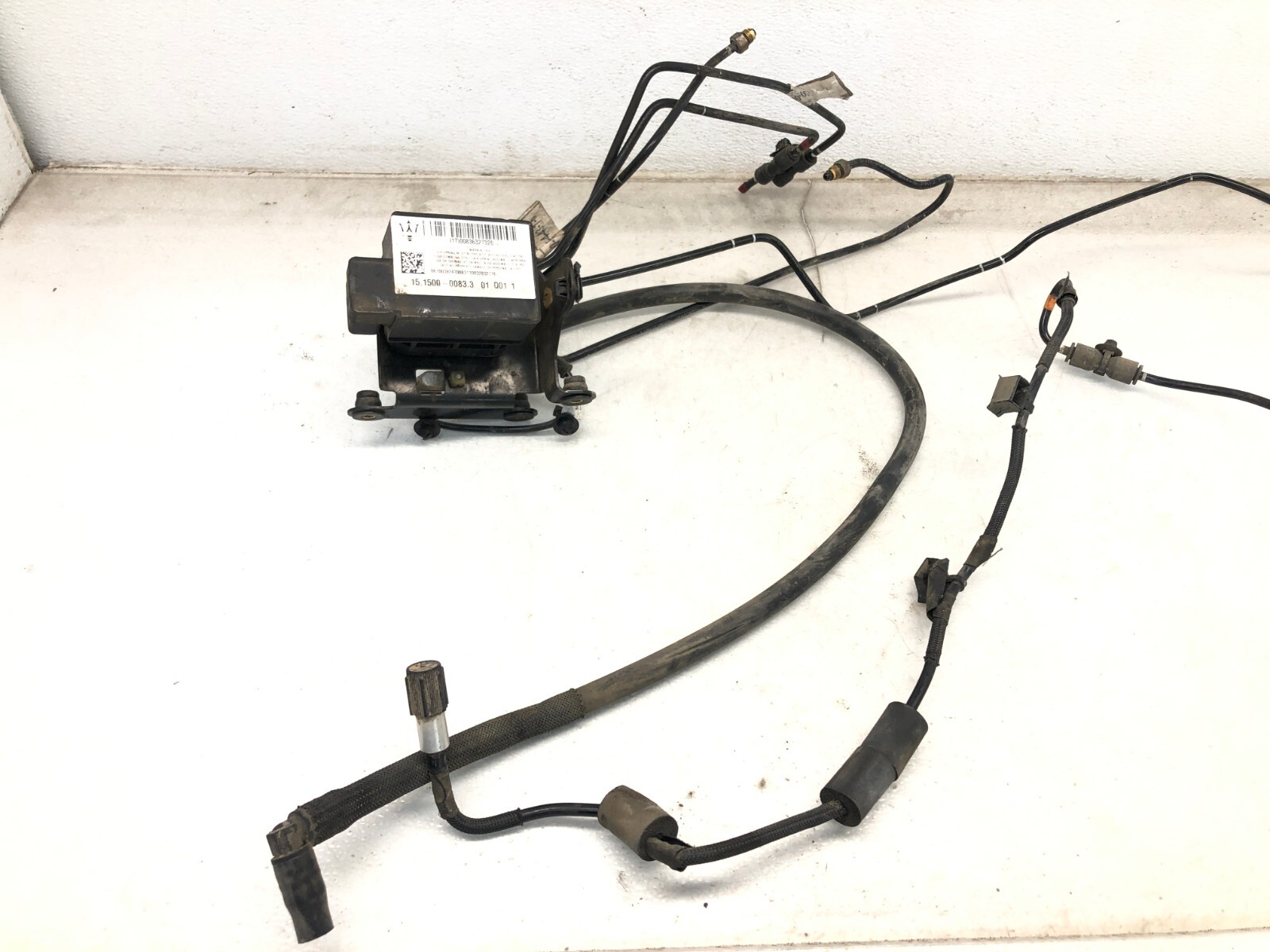 2017-2020 MASERATI LEVANTE 3.0L AIR RIDE SUSPENSION VALVE BLOCK W/ LINES OEM