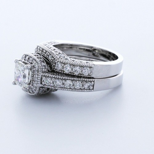 JUEGO DE ANILLOS HALO PIEDRAS LATERALES ORO BLANCO 14K CORTE PRINCESA I/VS1 DIAMANTES LABORATORIO 2.31CTW - Imagen 2 de 4
