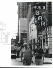 1984 Press Photo Moe's Bar, Patrons who are part of the "other" downtown