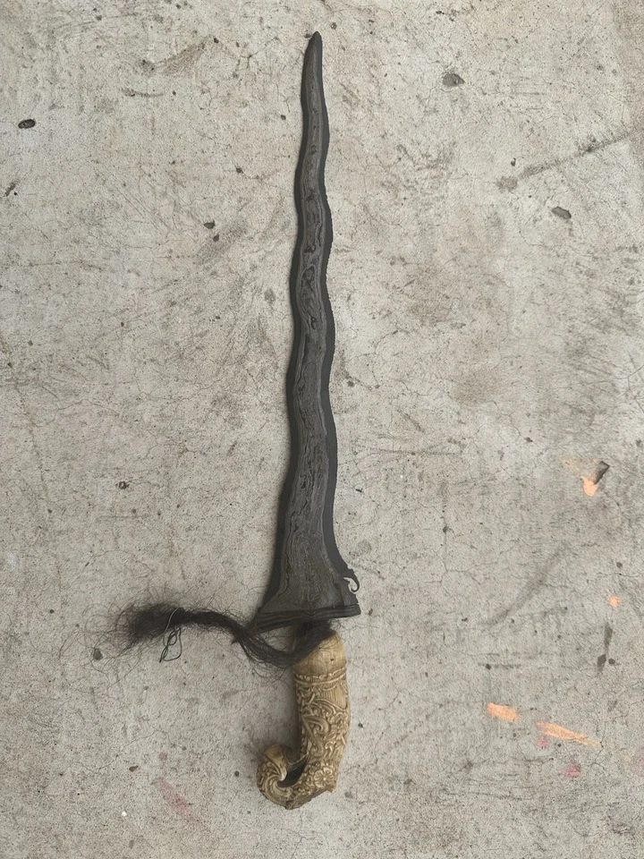 Antiguo 9 Luk Kris de Borneo - Talla MUY detallada en el mango + Mechón de pelo largo Foto 2 de 4