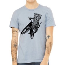 Camiseta para hombre Cat Riding a Bicycle - Camiseta Kitten Wheelie - Ecológica