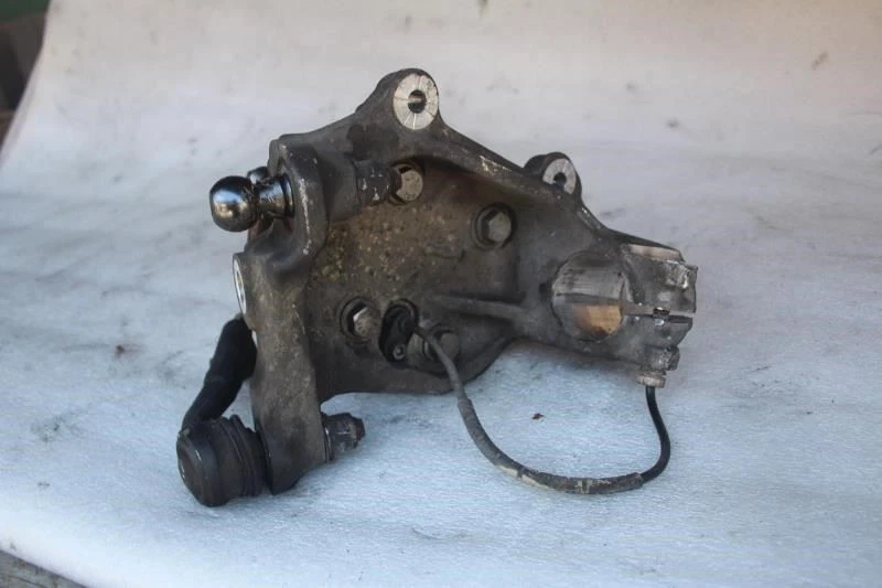 2008 BMW 135i LEFT DRIVER SIDE FRONT SPINDLE KNUCKLE HUB - Image 4 of 4