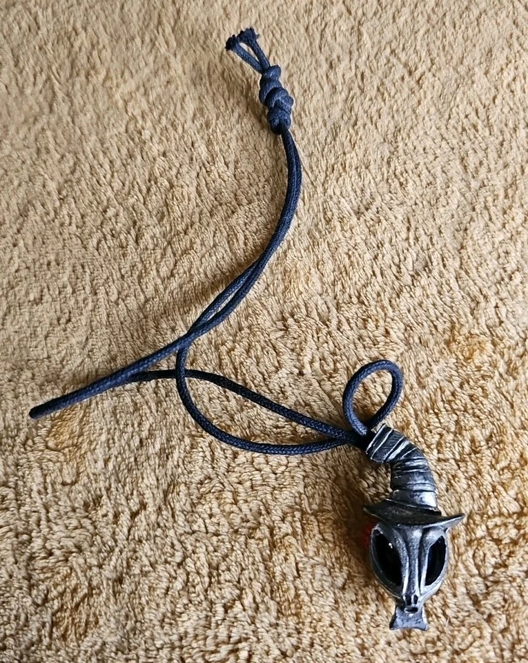 Collar con dije extraterrestre de peltre años 90 centro comercial cordón negro 2" vintage Foto 4 de 4