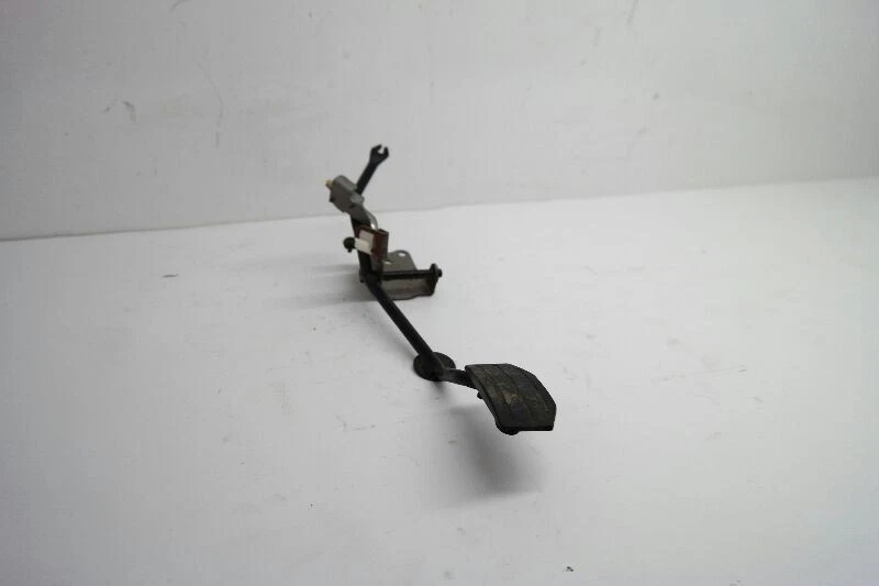 2000 Isuzu Vehicross Accelerator Gas Throttle Pedal  - Image 2 of 4