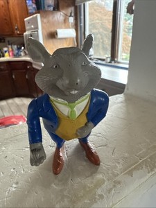 2011 Easter Bunny Dad Rabbit Egg Flinger 3.5" Burger King Action Figure Hop