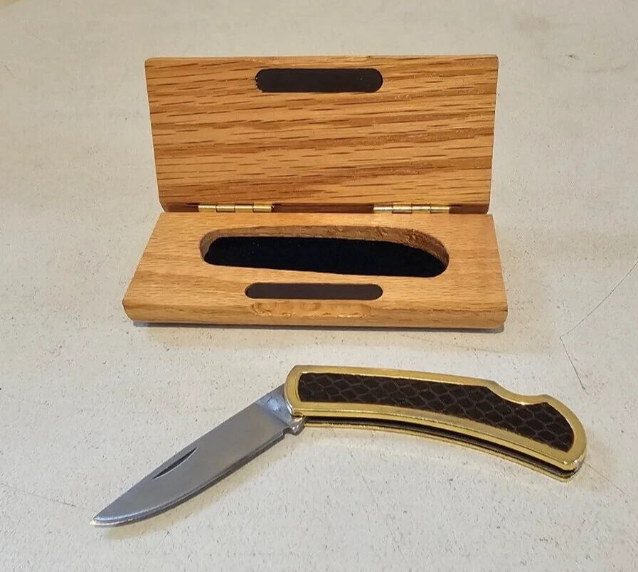 Navaja de bolsillo chapada en oro con estuche de madera Foto 2 de 4