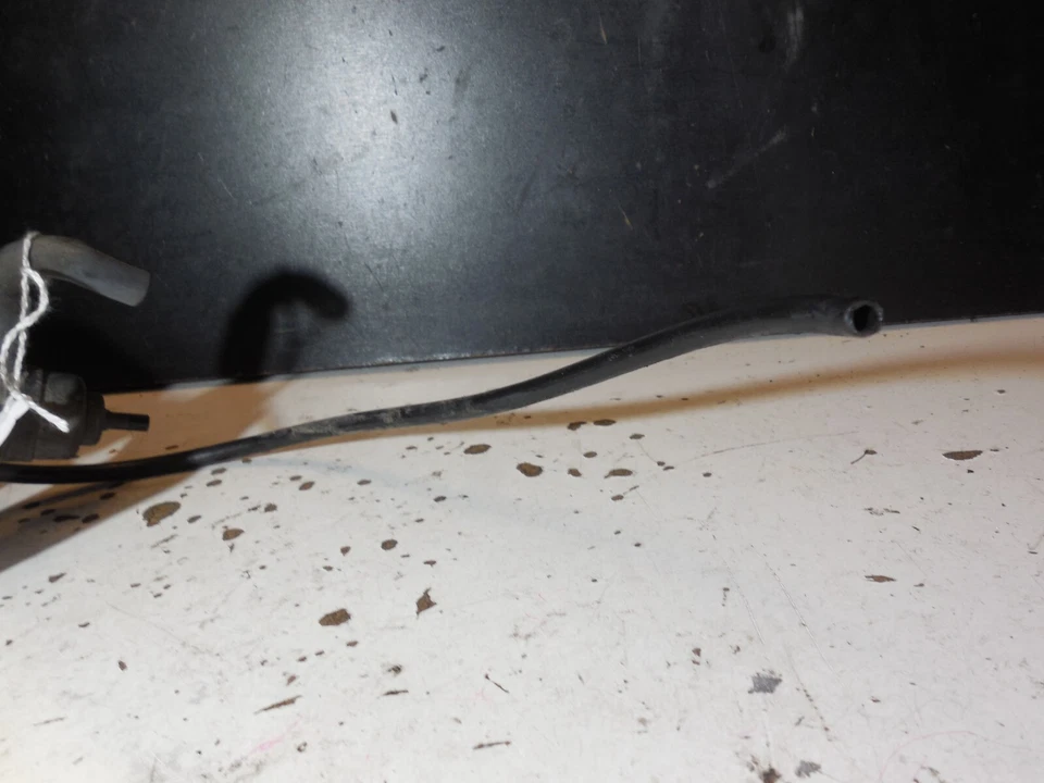 Válvula de vacío gasolina 1074700893 90-91 Mercedes Benz C107 300SL 500SL 560SL Foto 3 de 4