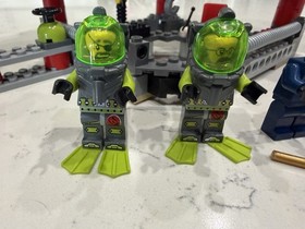 LEGO Set 8077 - Atlantis Exploration HQ - 99% Complete W Minifigures And Instru