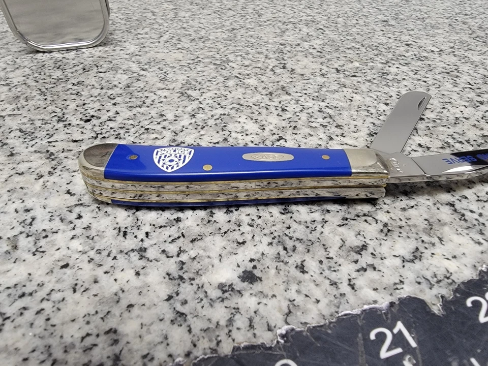 Cuchillo de policía estadounidense Case XX Mini Trapper EE. UU. 4207 SS para proteger y servir Foto 3 de 4