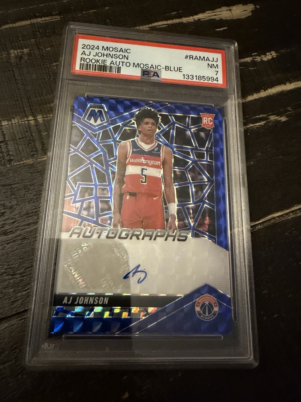 2024-25 Panini Mosaic - Rookie Autographs Mosaic AJ Johnson Blue Prizm /49