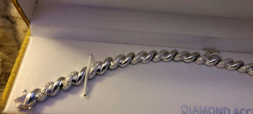 Brazalete enchapado en platino con detalles de diamantes Foto 4 de 4