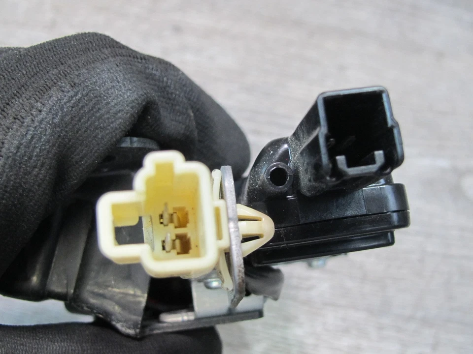 04-11 MAZDA RX8 ACTUADOR DE CIERRE DE MALETERO TRASERO OEM Foto 4 de 4