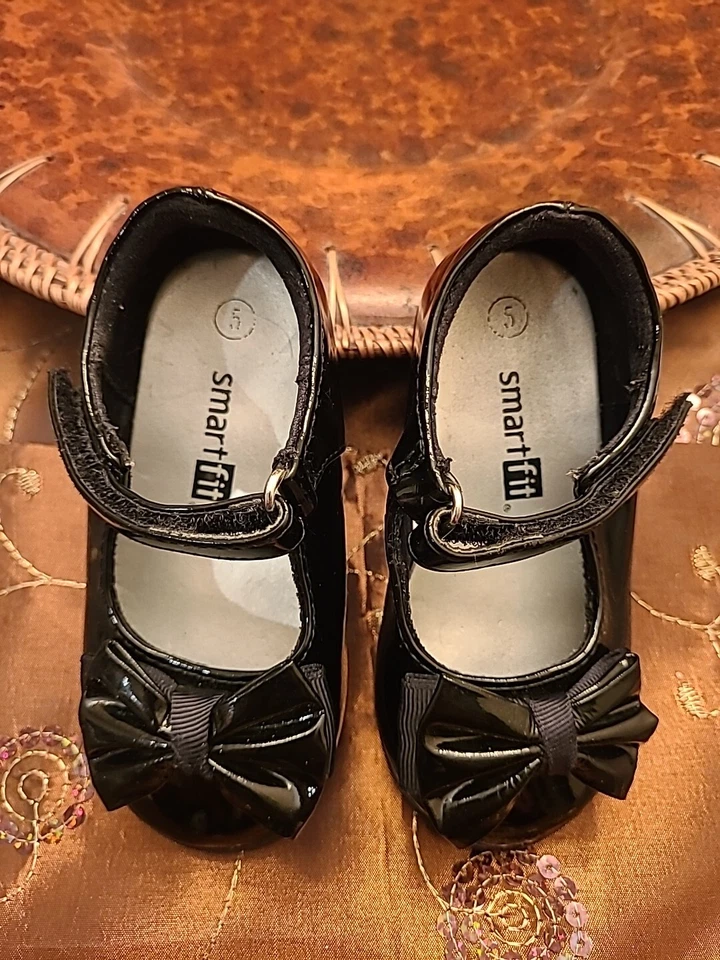 Zapatos de vestir Mary Janes Smartfit negros para niñas pequeñas talla 5 con arco #132 Foto 3 de 4