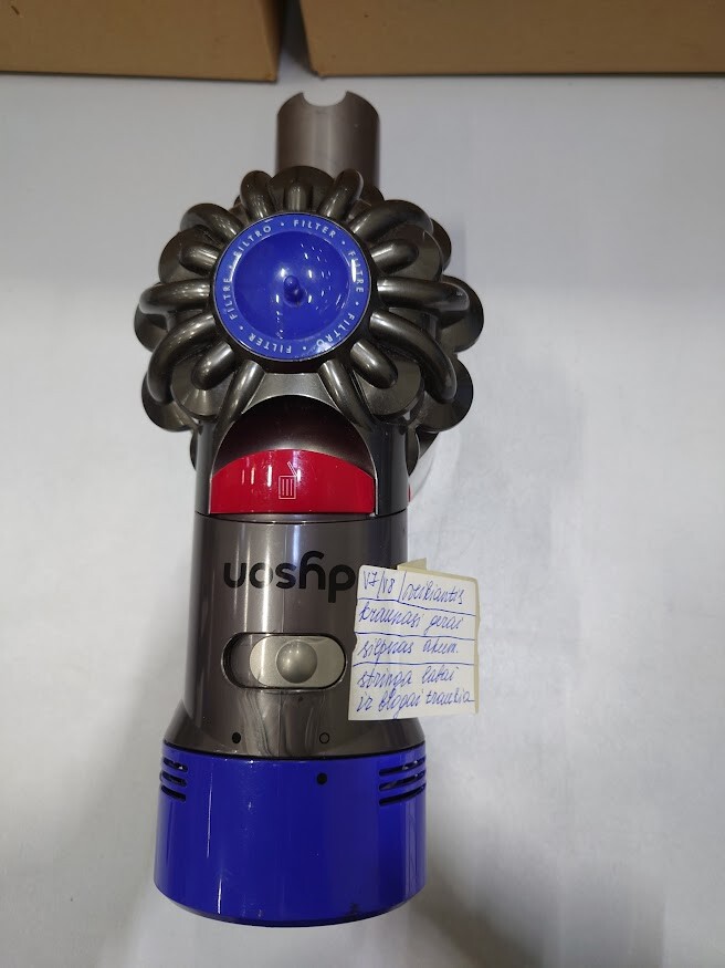 Dyson V7 V8 Vacuum Used Weak Battery Freezes No Accessories