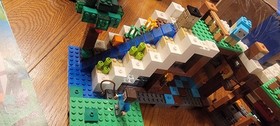 LEGO Minecraft: The Waterfall Base (21134)