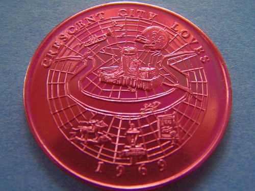 1972 Eros CRESCENT CITY LOVES--SAINTS Red Aluminum Mardi Gras Doubloon - Picture 2 of 2