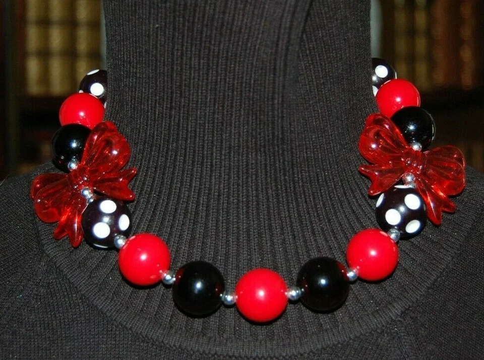 HERMOSO COLLAR GRANDE AUDAZ MULTICOLOR CON CUENTAS ACRÍLICAS INSPIRADAS EN MINNIE MOUSE Foto 2 de 4