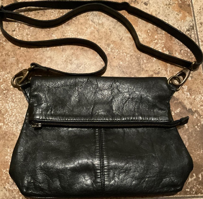 ODI LYNCH WOMENS LEATHER FOLD-OVER CROSSBODY BAG - BLACK