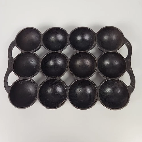 Vintage 1920s Wagner Ware 12 Cup Golf Ball Gem Pan Model F Cast Iron