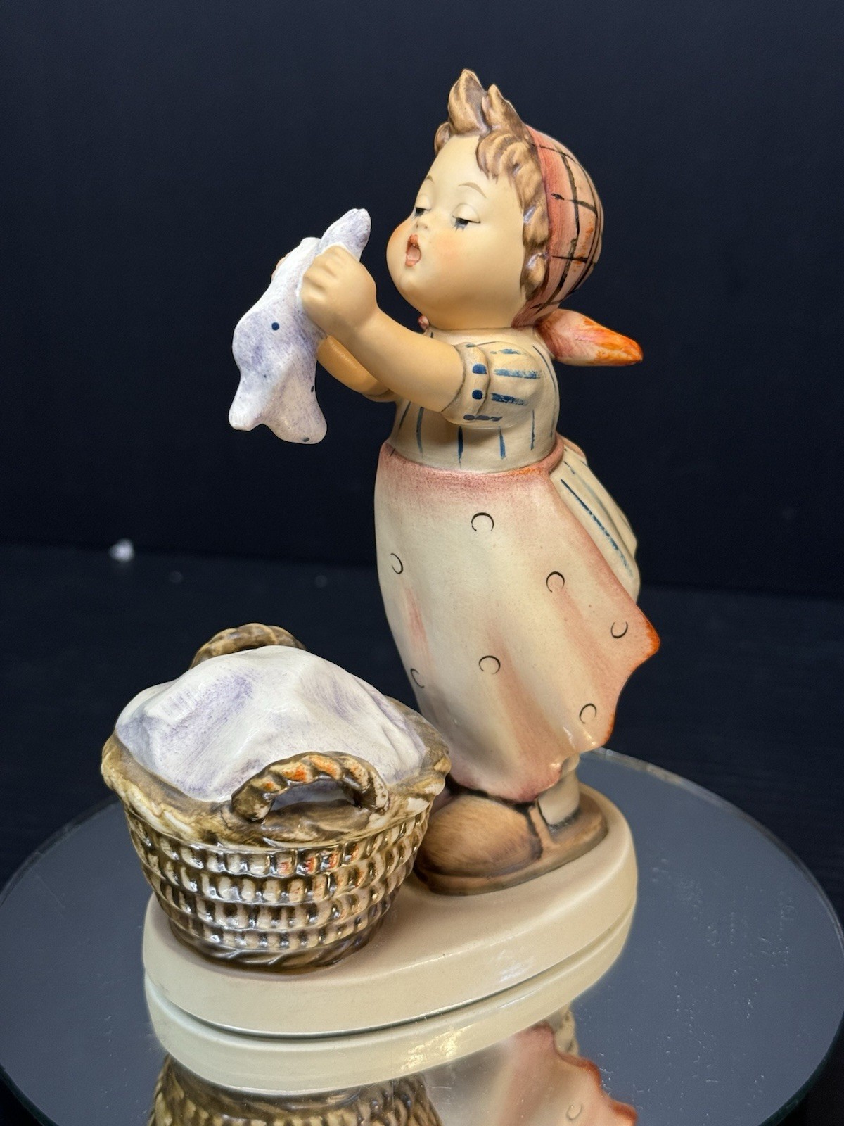 Goebel Hummel Wash Day 321 No Crazing! Mint Free Shipping