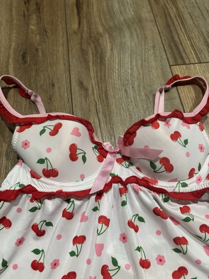 Top lencería babydoll vintage Y2K Rampage con cerezas y corazones 💗🍒🌸 Foto 3 de 4