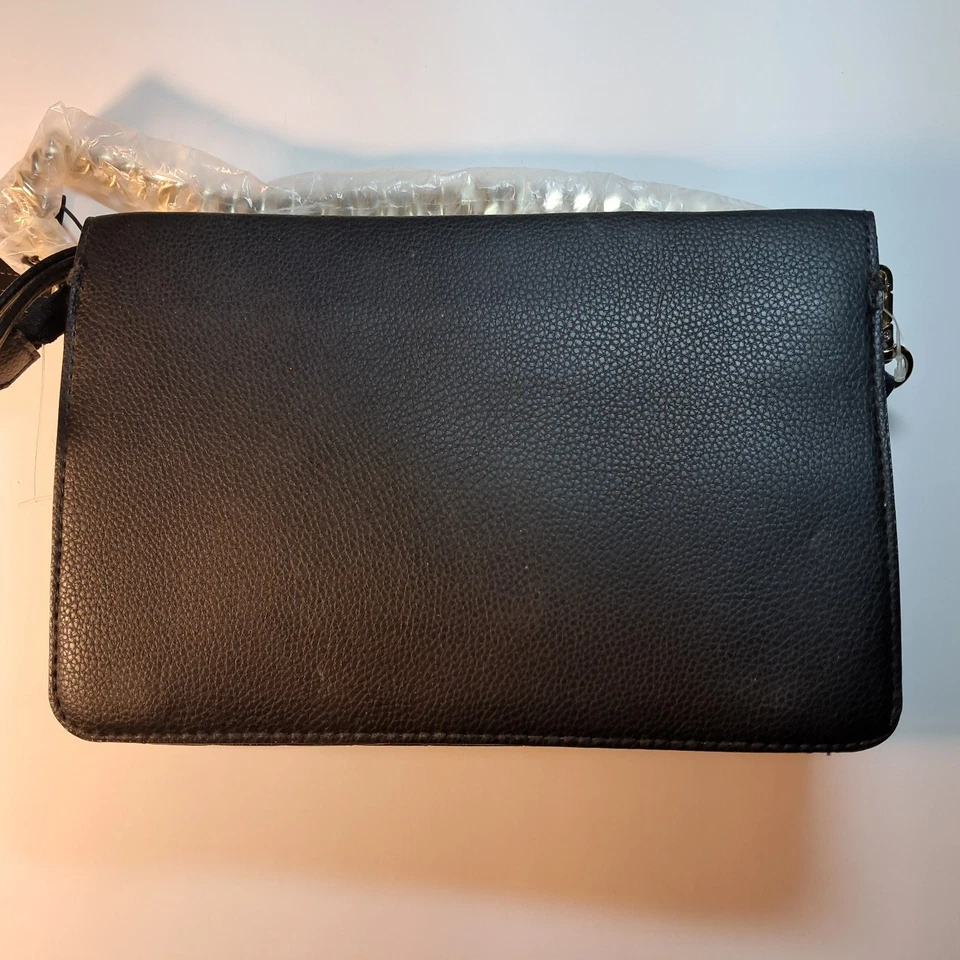  Bandolera Victoria's Secret acolchada de cuero con correa de cadena Foto 2 de 4