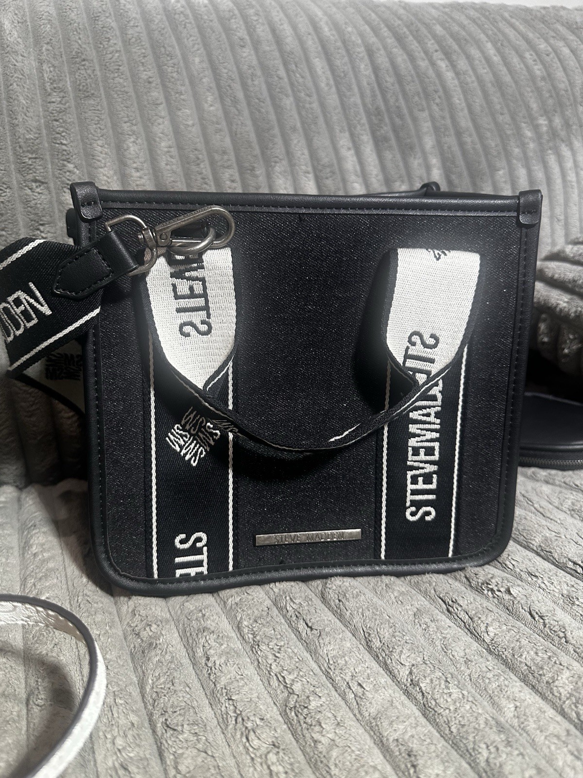 Steve Madden Black White Crossbody Bag Detachable Strap Pouch Logo Silver
