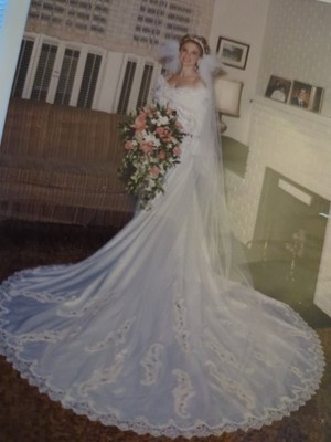 White Wedding Dress Worn Once Size 2 Preserved Vacumn Sealed Purse, Garter, Veil