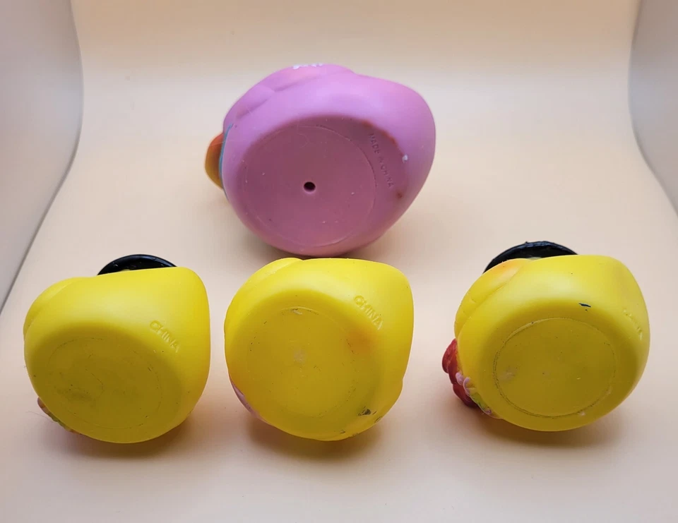 4 juguetes de goma para patos - 2 con sombreros, 1 con lazo rosa y 1 juguete para chorro púrpura *JEEP* Foto 4 de 4