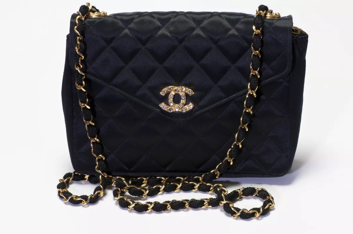 chanel quilted box bag medium