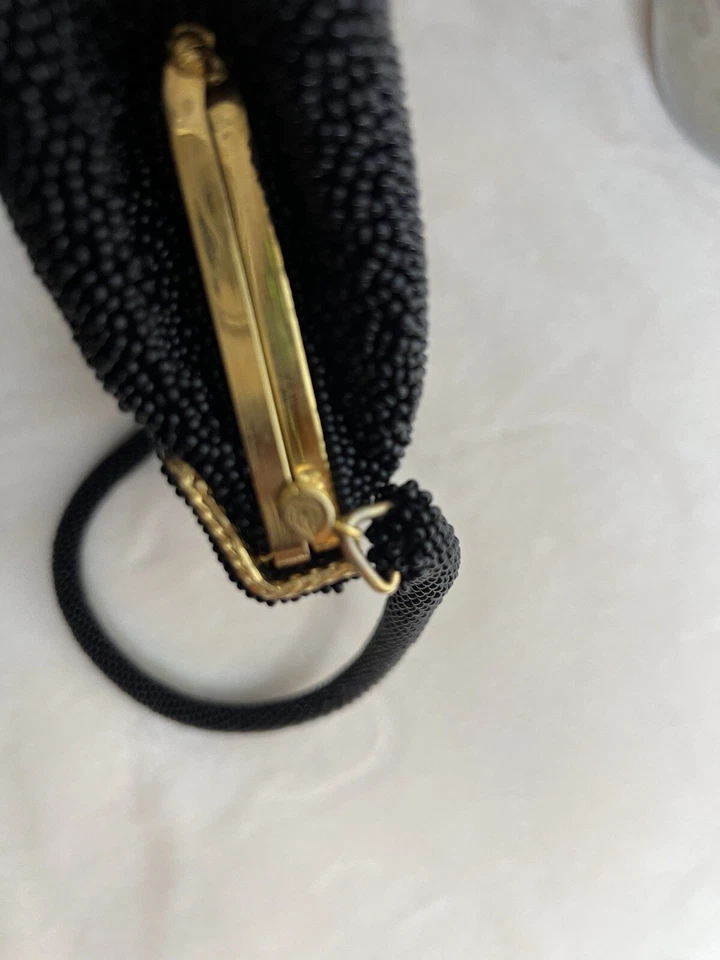 Hermosa cartera de noche vintage de los años 50 con cuentas de semillas negras asa superior Foto 4 de 4