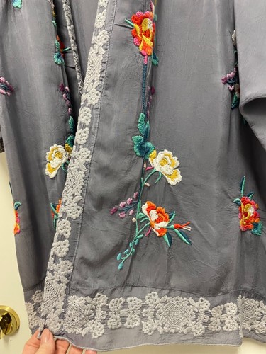 KIMONO JOHNNY WAS NUOVO CON ETICHETTE - Rayon grigio ricamato floreale stile aperto, medio $238 - Foto 3 di 10