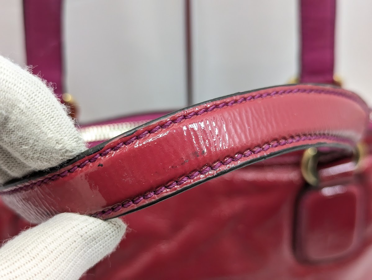 GUCCI グッチ　ソリッド系　レッド　厚手生地 GUCCI グッチ プリント レザー スモール バックパック
