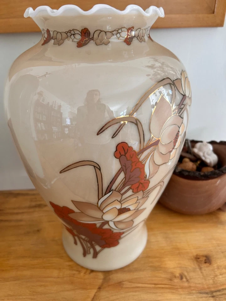 Винтажная белая ваза из выдувного стекла Shaddy с оранжевой радужной оболочкой высотой 12 дюймов - Изображение 2 из 4