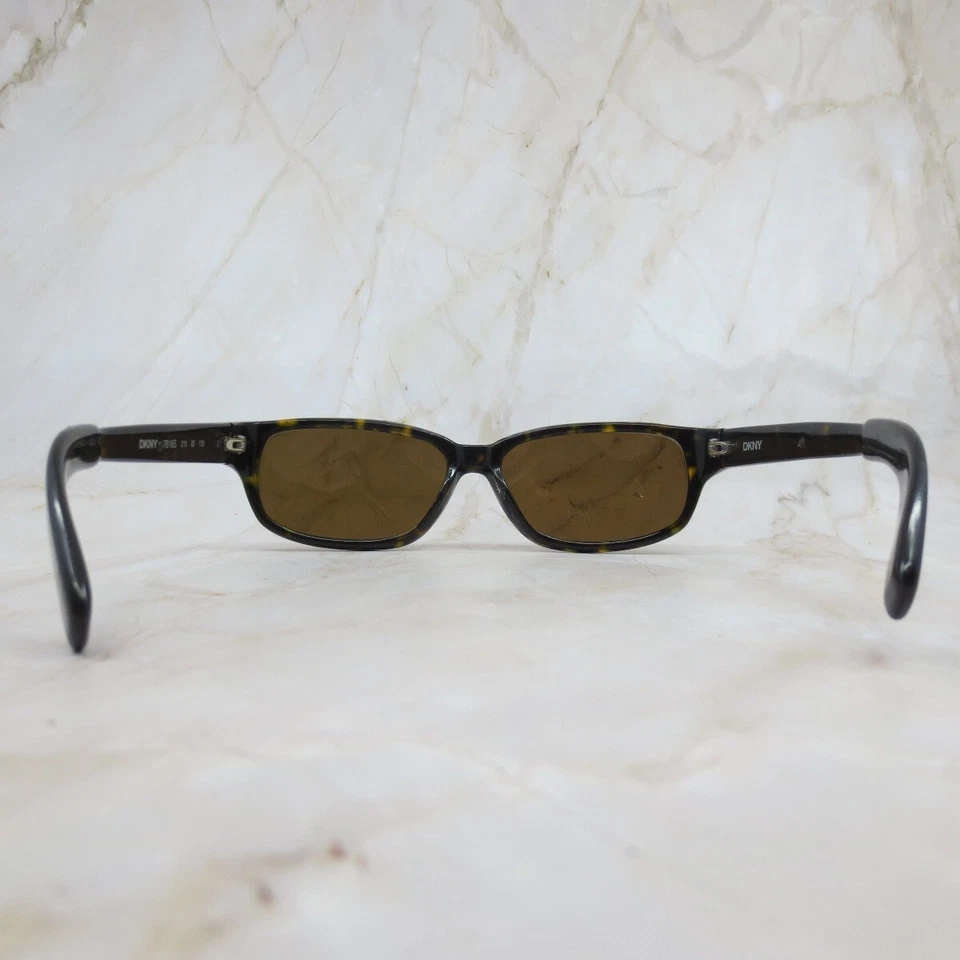 Óculos de sol feminino Dkny armação 7818S 215 aro completo tartaruga retangular 54-15-135 - Imagem 4 de 4