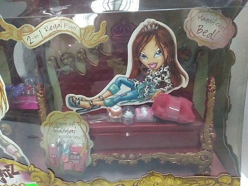 Bratz PRINCESS Doll BEDROOM COLLECTION Sealed SUPER RARE VHTF red gold furniture - Picture 2 of 8