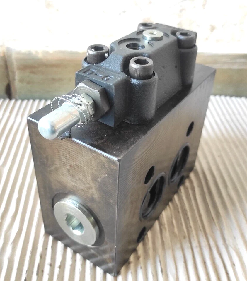 Válvula lanzadera Parker 080030100001 con Parker R4VPIXX-0013HA1SAE10XG193 alivio V Foto 2 de 4