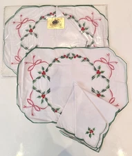 NWT 1960’s Vintage Christmas Linen “Christmas Ribbons” 8 Place Mats & 8 Napkins