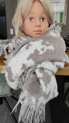 Ein Dicker, Sehr Weicher Und Warmer Schal, Auch Als Umhang Oder Poncho