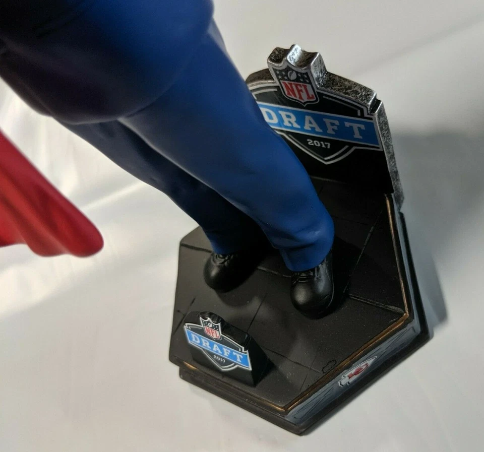 Camiseta roja Patrick Mahomes #15 Draft Day Bobblehead Kansas City Chiefs #/2017 Foto 2 de 4