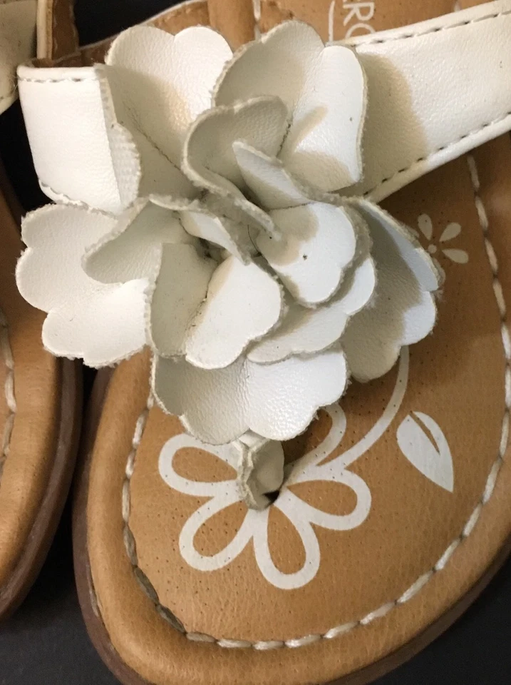 Sandálias tanga de couro branco sintético Cherokee Jess infantil com detalhe de flor 5  - Imagem 2 de 4