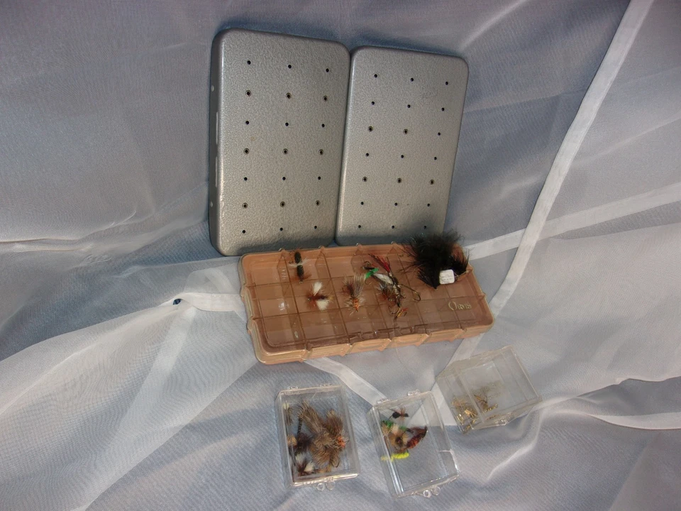 Caja de moscas de aluminio Perrine "Calidad esterlina" y caja de moscas de plástico Orvis con moscas  Foto 2 de 4