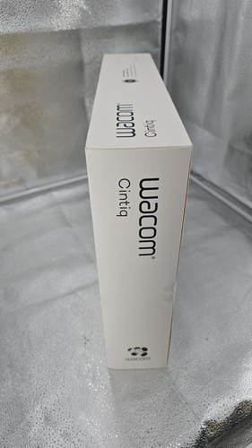 Wacom Cintiq 16' FHD 8192 Pressure Leve Creative Pen Display Black - DTK1660K0A - Picture 3 of 6