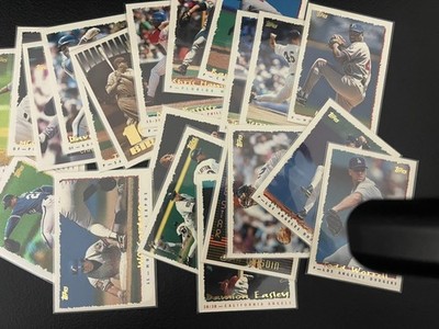 1995 Topps Baseball Cards (YOU PICK) Each Card Comes w/ Top Loader