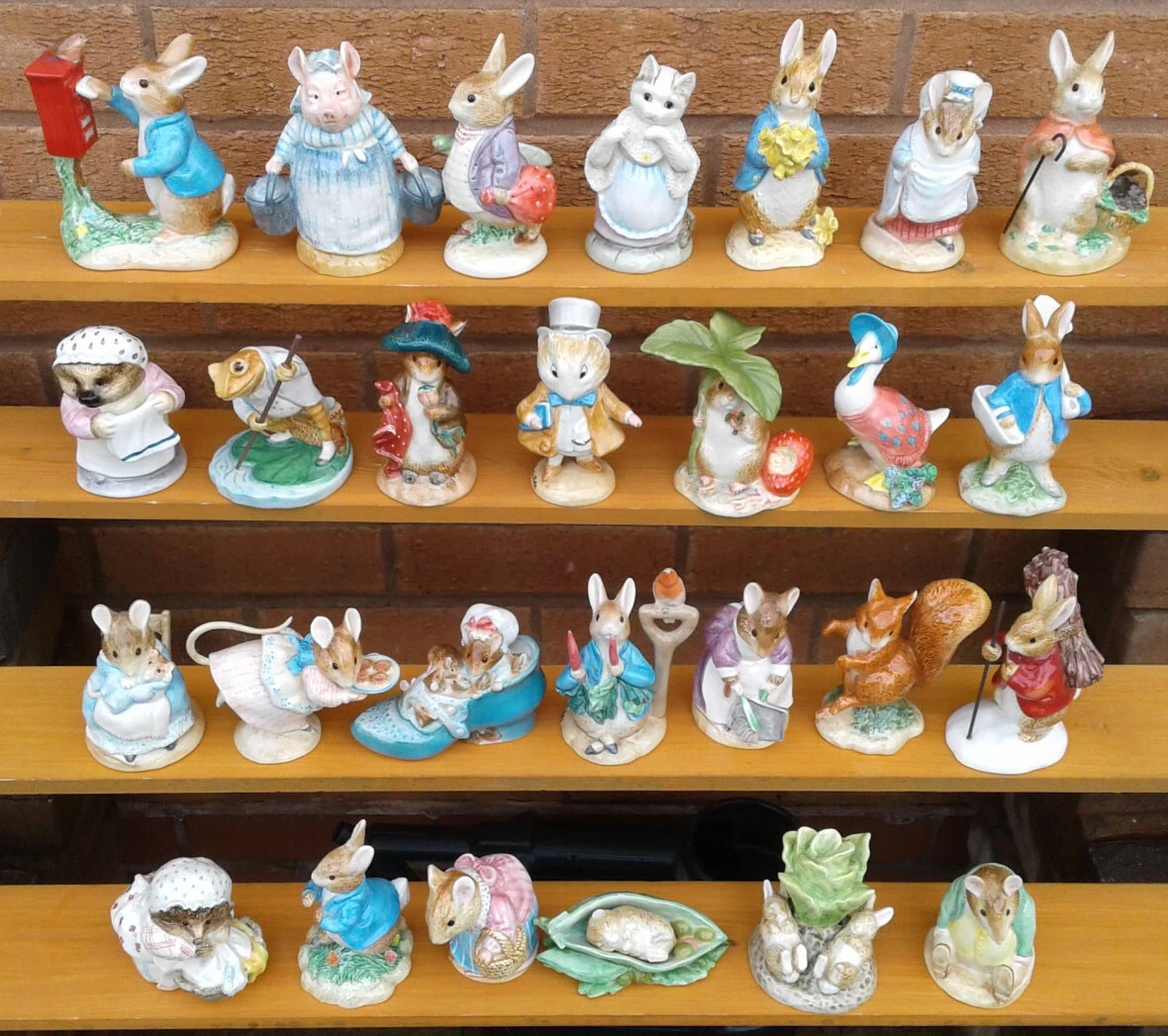 BORDER FINE ARTS - BEATRIX POTTER CLASSICS FIGURINE SELECTION.