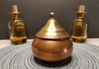 Pot, récipient en cuivre avec son couvercle en métal doré. - Photo 1/4