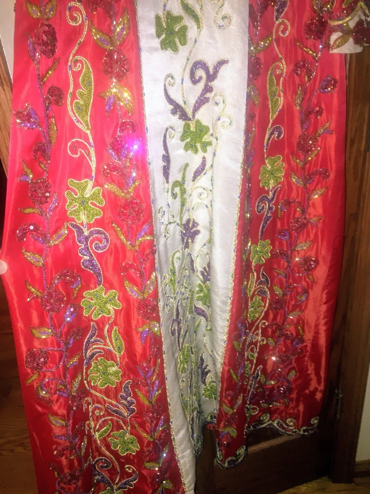 Thobe rojo de Oriente Medio detallado con cuentas Foto 4 de 4